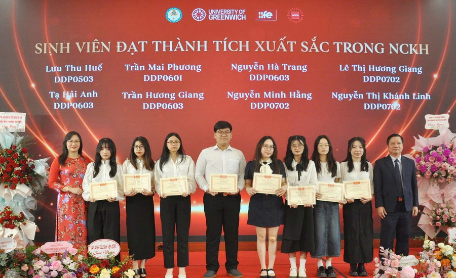 Tặng giấy khen cho sinh viên đạt thành tích xuất sắc trong nghiên cứu khoa học. khaigiangjpg5-9034-6231.jpg