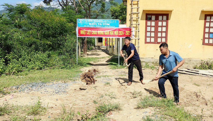 Giáo viên làm phẳng đường vào điểm trường Tà Cóm cho học sinh đi lại dễ dàng hơn. su-hoc-o-ban-tan-cung-vung-bien-xu-thanh-1-9293-1513.jpg