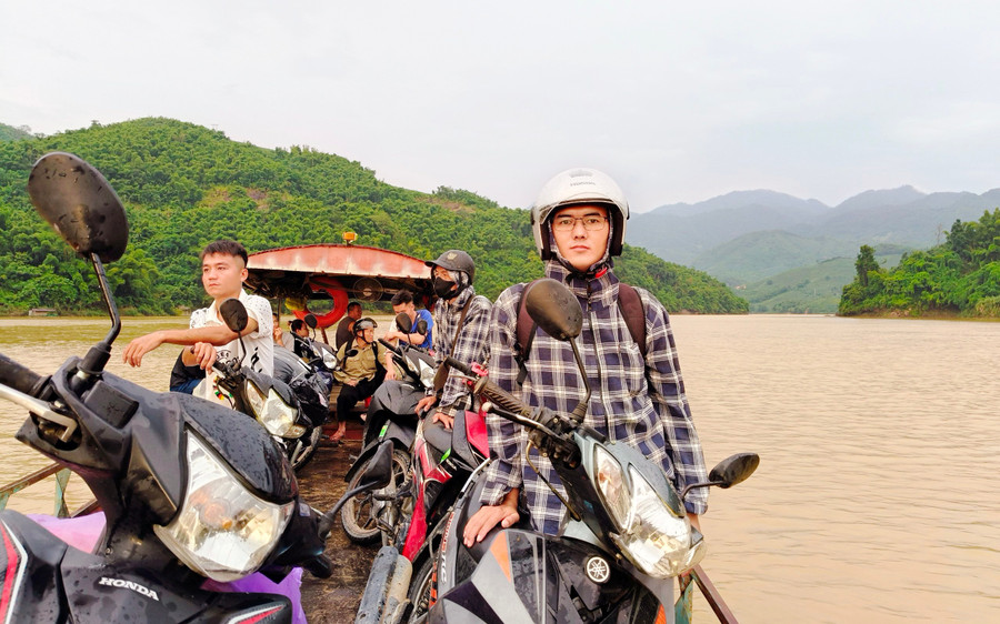 Thầy giáo Sùng A Nụ vượt sông Mã đến trường. su-hoc-o-ban-tan-cung-vung-bien-xu-thanh-3-4869-8520.jpg