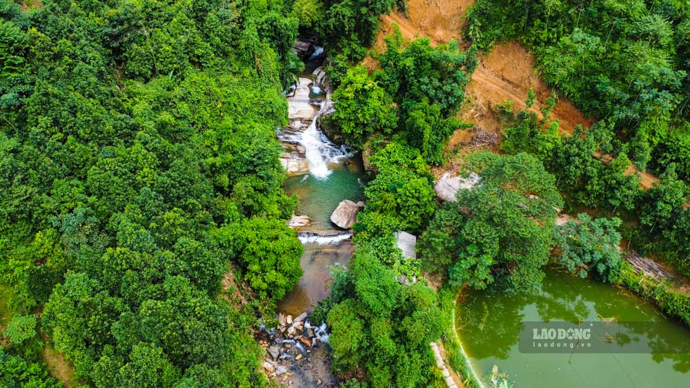 Trên cao, thảm thực vật xanh mướt trải dài, tạo nên sự đối lập hoàn hảo với sắc trắng tinh khiết của dòng thác. Dưới chân thác là một hồ nước rộng với làn nước mát lạnh, trong veo.