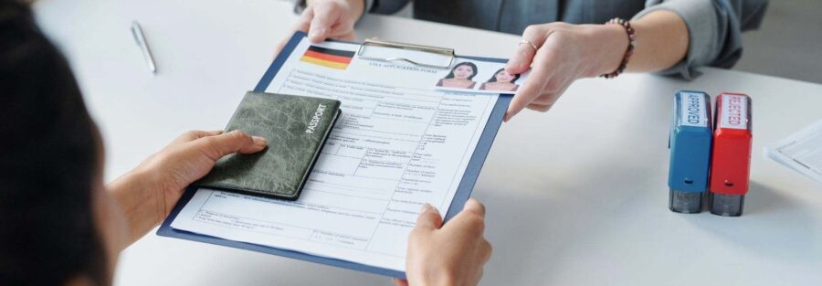 Một số công ty tư vấn du học hứa hẹn với phụ huynh và học sinh về những kết quả nhất định, trong khi không đạt được ở thực tế. Ảnh: INT san-choi-thieu-cong-bang-1-8986-6783.jpeg