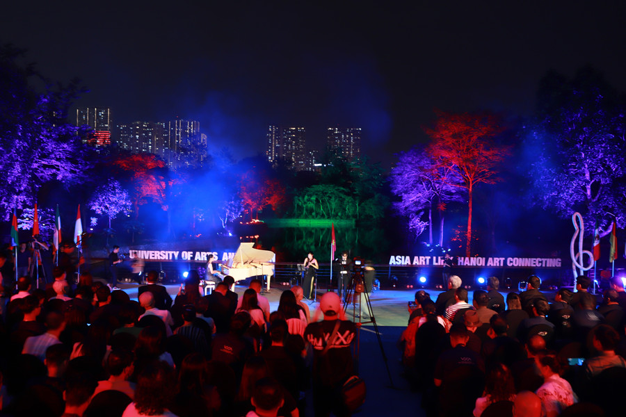 Công chúng được thưởng thức màn biểu diễn âm nhạc của các nghệ sĩ. 2.jpg