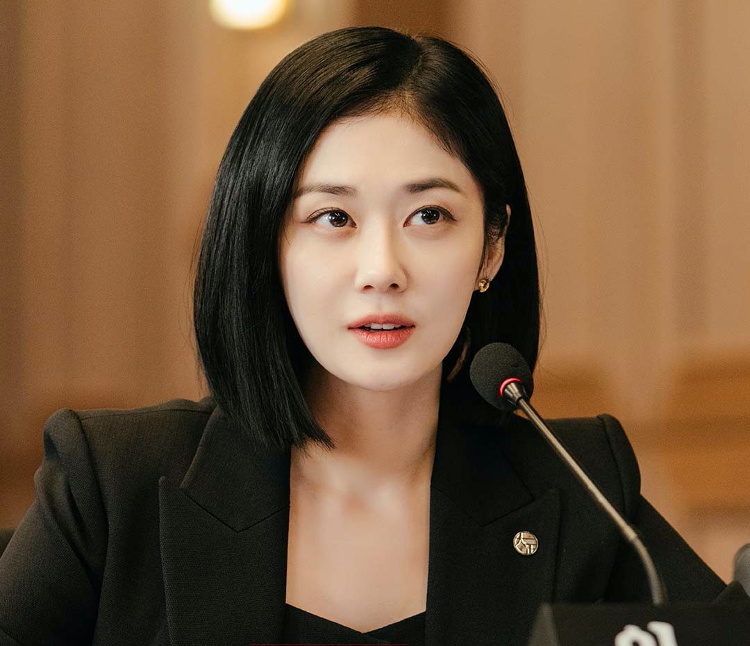 Jang Nara hóa thân hoàn hảo trong vai nữ luật sư li hôn dày dặn kinh nghiệm. Ảnh: Nhà sản xuất