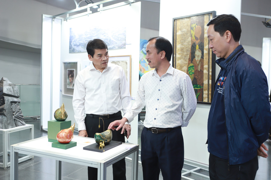 Các đại biểu khách mời thăm quan tại triển lãm. 4.jpg