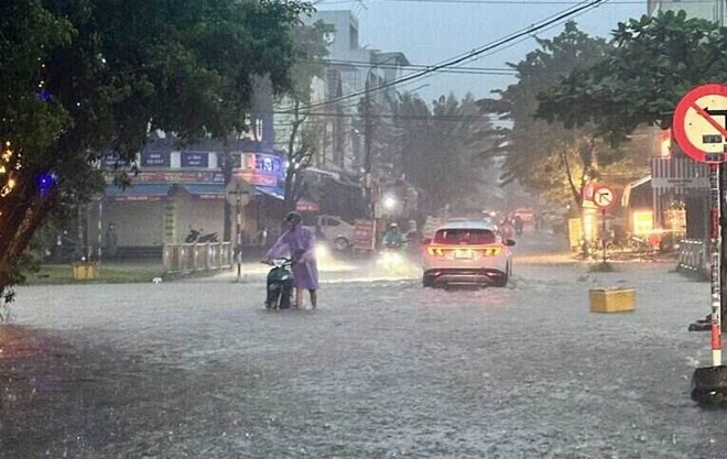 Đà Nẵng ngập do mưa lớn, nhiều trường cho học sinh nghỉ học