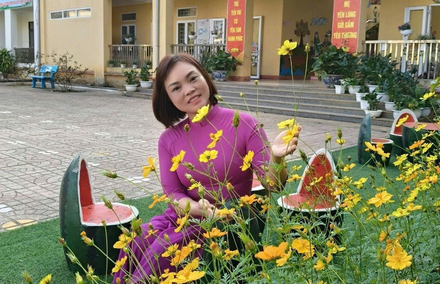 Cô giáo Nguyễn Thị Thanh Tư - Hiệu trưởng Trường Mầm non Sơn Ca bên ngôi trường nhiều cây xanh, hoa lá. truong-hoc-xanh-kich-thich-hoc-sinh-sang-tao-1.jpg