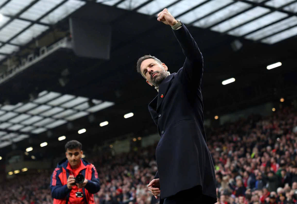Van Nistelrooy góp công giúp Bruno Fernandes hồi sinh.  Ảnh: MUFC