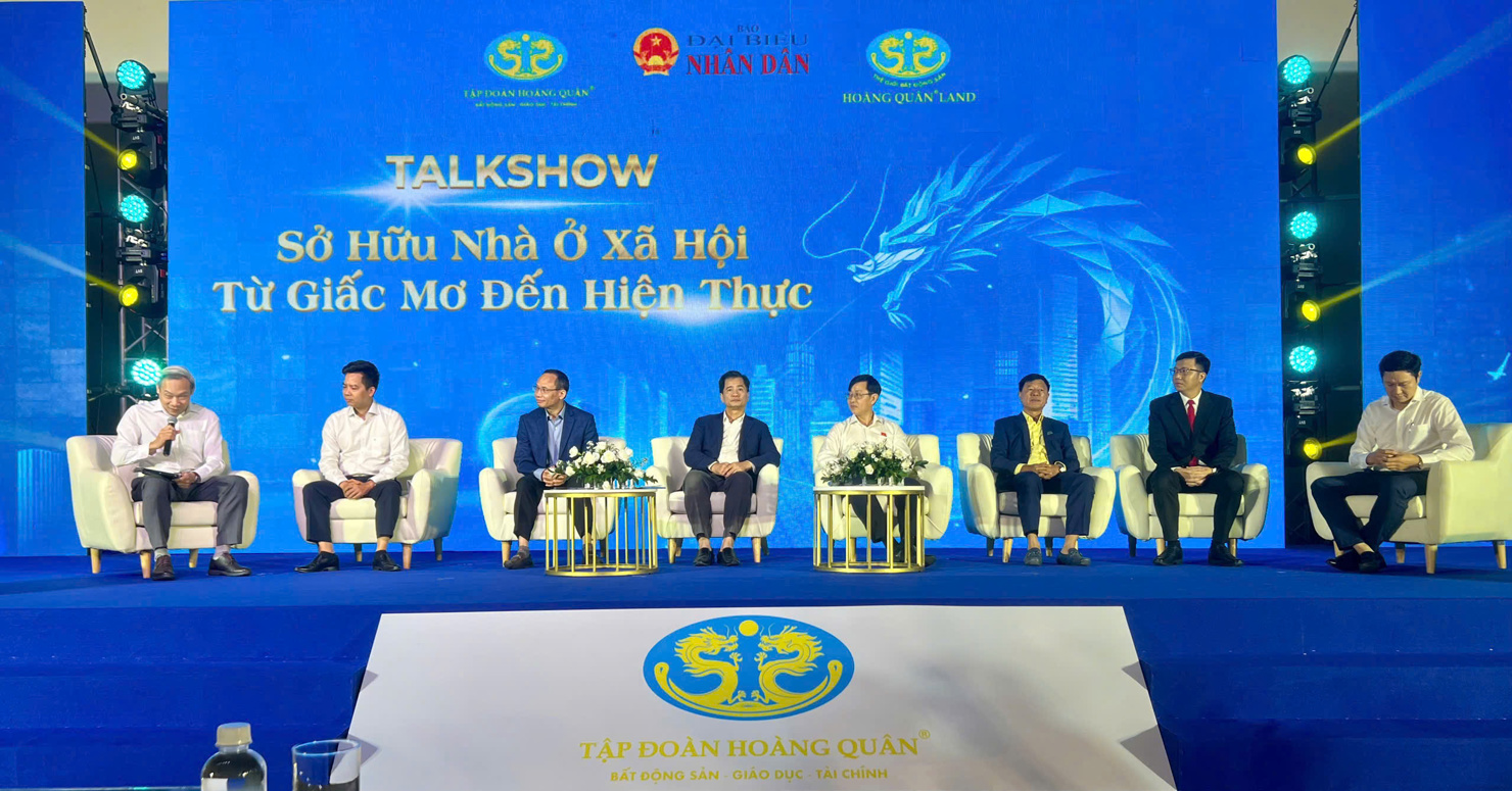 Các đại biểu tham gia Talkshow “Sở hữu nhà ở xã hội từ giấc mơ đến hiện thực”. Ảnh: Thoa Nguyễn