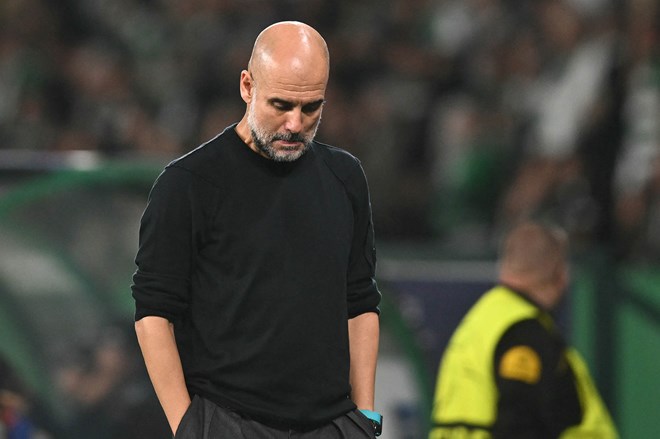 Guardiola có lẽ đang hình dung về viễn cảnh xấu nhất với Man City.  Ảnh: AFP