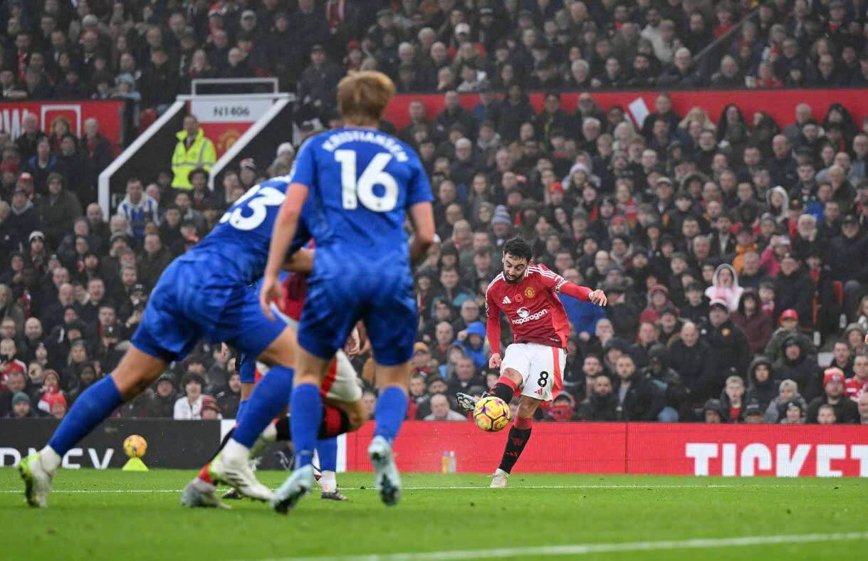 Bruno Fernandes ghi bàn vào lưới Leicester.  Ảnh: MUFC