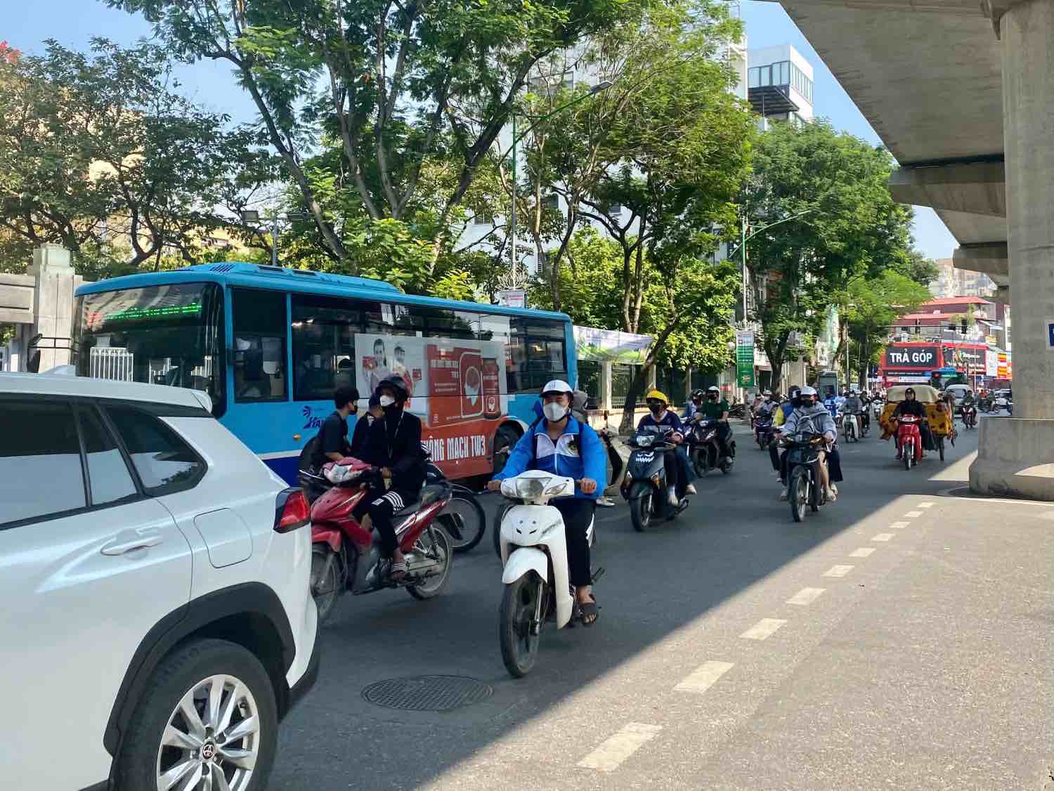 Nhiều sinh viên ở xa chọn xe buýt làm phương tiện di chuyển mỗi ngày. Ảnh minh hoạ: Nhật Minh