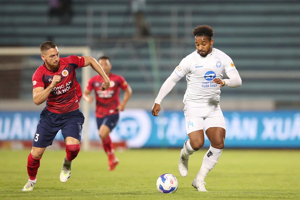 Nguyễn Xuân Son (áo trắng) là chân sút hàng đầu V.League hiện tại. Ảnh: TXNĐ