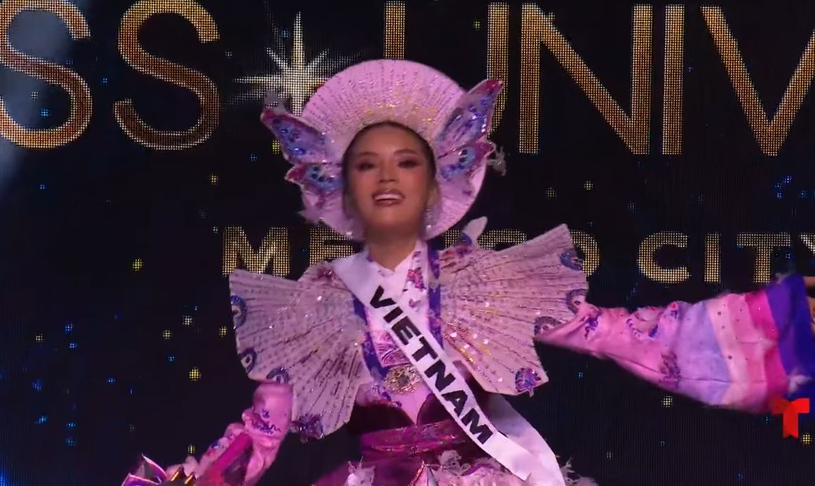 Kỳ Duyên trình diễn trang phục dân tộc, có màn mở lọng tung hoa trên sân khấu Miss Universe. Ảnh: Chụp màn hình