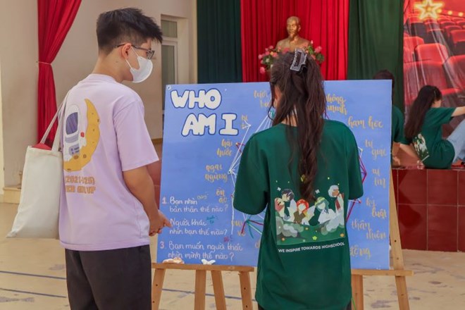 Học sinh THPT tiếp sức sĩ tử thi vào lớp 10