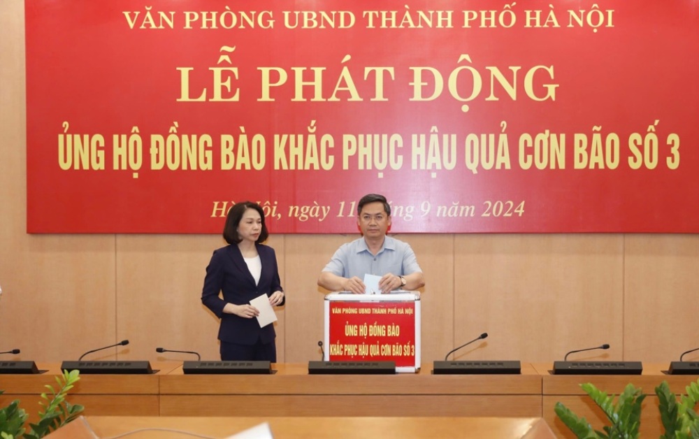 Phó Chủ tịch UBND TP Hà Nội Hà Minh Hải và Vũ Thu Hà tham gia ủng hộ đồng bào khắc phục hậu quả cơn bão số 3. Ảnh: Hồng Thái