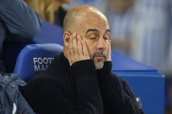 Pep ôm mặt thất vọng khi Man City thua Brighton. Ảnh: AFP