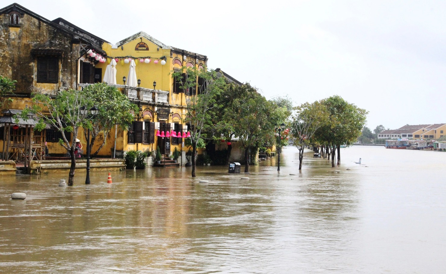 Lãnh đạo các địa phương kịp thời tổ chức thăm hỏi, động viên, hỗ trợ các gia đình bị thiệt hại do mưa lũ theo đúng quy định.