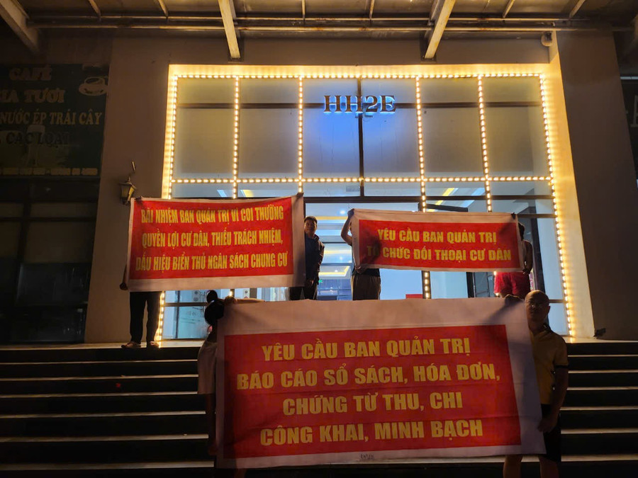 Cư dân tòa nhà chung cư HH2D&E Khu đô thị mới Dương Nội căng băng rôn khẩu hiệu đề nghị đối thoại, yêu cầu BQT cung cấp các sổ sách chứng từ thu, chi công khai, minh bạch. z6029796832500-d5419ce11918368092e628bdb5ec1cd2.jpg