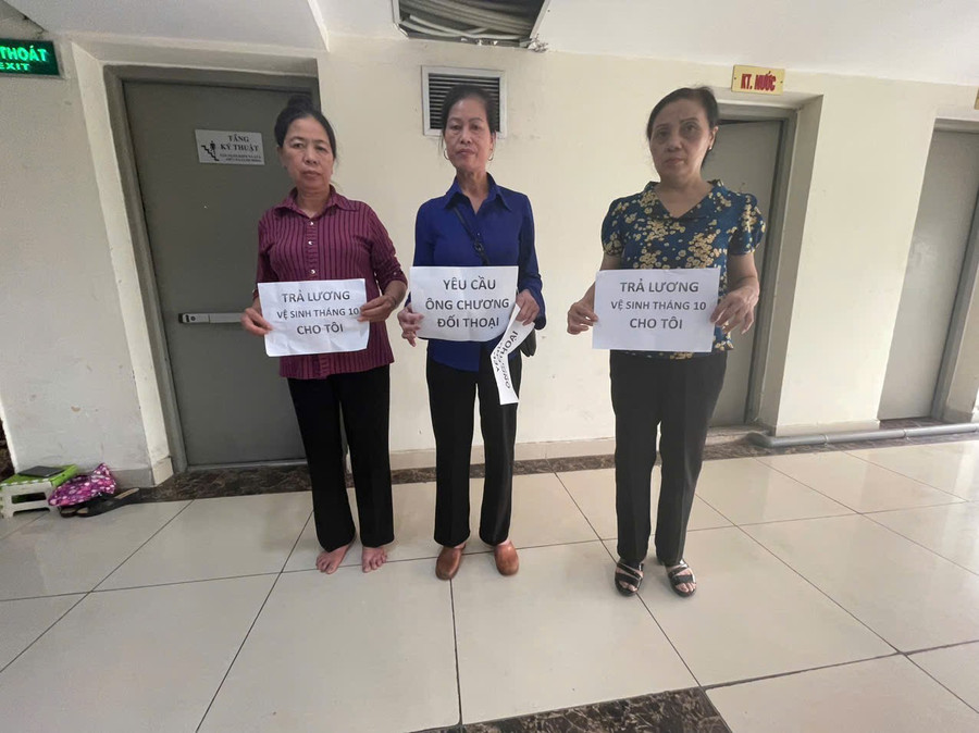 Một số công nhân vệ sinh môi trường trong tòa nhà chung cư HH2D&E chưa nhận được tiền công. Một số công nhân vệ sinh môi trường trong tòa nhà chung cư HH2D&E chưa nhận được tiền công.