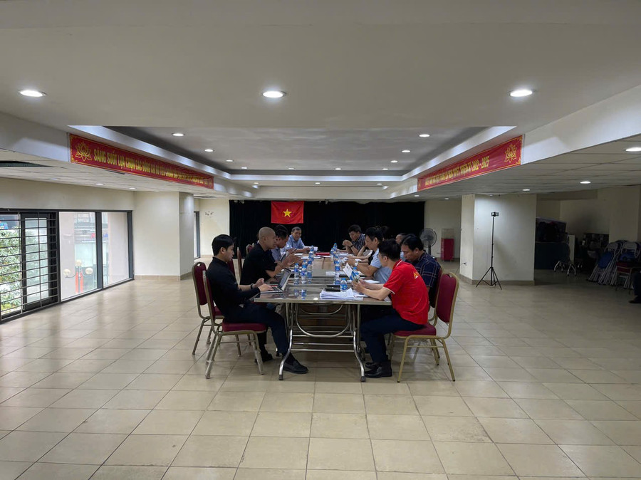 Trước đó, ngày 15/11, đại diện các bên có liên quan họp, lấy ý kiến nhưng chưa đi đến được thống nhất về những vướng mắc trong việc phân định quyền sở hữu và sử dụng riêng, chung đối với một số hạng mục tòa nhà. z6034067525676-b79cc9deceab67fb4be7fb889001f7f7.jpg