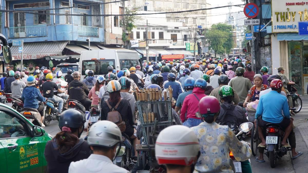 Đường Tùng Thiện Vương hướng lên cầu Chà Và thường xuyên xảy ra tình trạng ùn ứ vào giờ cao điểm. Ảnh: Nguyên Chân