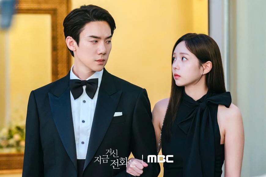 Yoo Yeon Seok và Chae Soo Bin trong phim “Khi điện thoại đổ chuông“. Ảnh: NSX