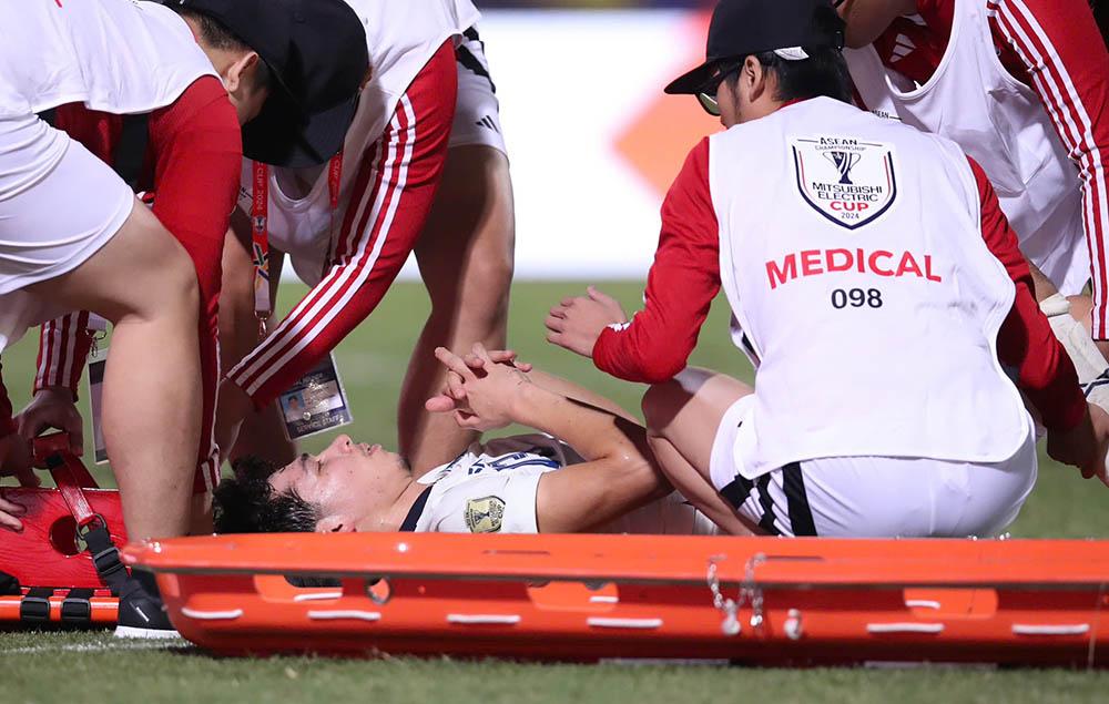Tuy nhiên, tuyển Thái Lan cũng bị thiệt quân trong hiệp 1 khi Ben Davis dính chấn thương ở phút 43 và không thể tiếp tục thi đấu.