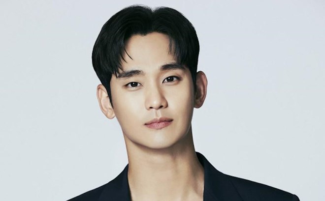 Kim Soo Hyun vướng tin tán tỉnh