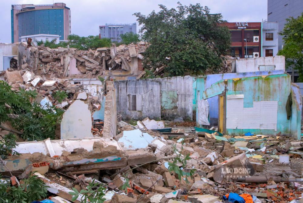 Khu đất đầu tư xây dựng công trình tại các dãy nhà A, B, C có quy mô hơn 8.500m2, dân số hơn 2.000 người. Dự kiến, tổng mức đầu tư cho dự án này gần 1.300 tỉ đồng; chủ đầu tư là Công ty CP Phát triển và Đầu tư Đống Đa (gọi tắt là Công ty Đống Đa).