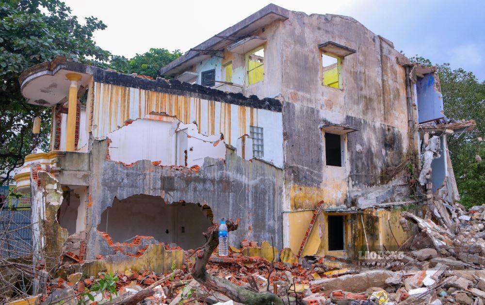 “Chủ đầu tư đã có văn bản gửi UBND tỉnh và cư dân tại dự án. Theo đó, thời gian hoàn thành công trình và bàn giao nhà tái định cư là 36 tháng (theo đúng tiến độ UBND tỉnh quy định tại Quyết định số 2088/QĐ-UBND ngày 08.9.2023. Để đảm bảo đúng tiến độ 36 tháng, chủ đầu tư đã hoàn thành toàn bộ công tác chuẩn bị, nhà thầu xây lắp, nhà thầu cung cấp vật tư, vật liệu, tư vấn giám sát,...để hoàn thành thi công theo tổng tiến độ SXD cấp phép trong thời gian tới”, đại diện Công ty Đống Đa cho hay.