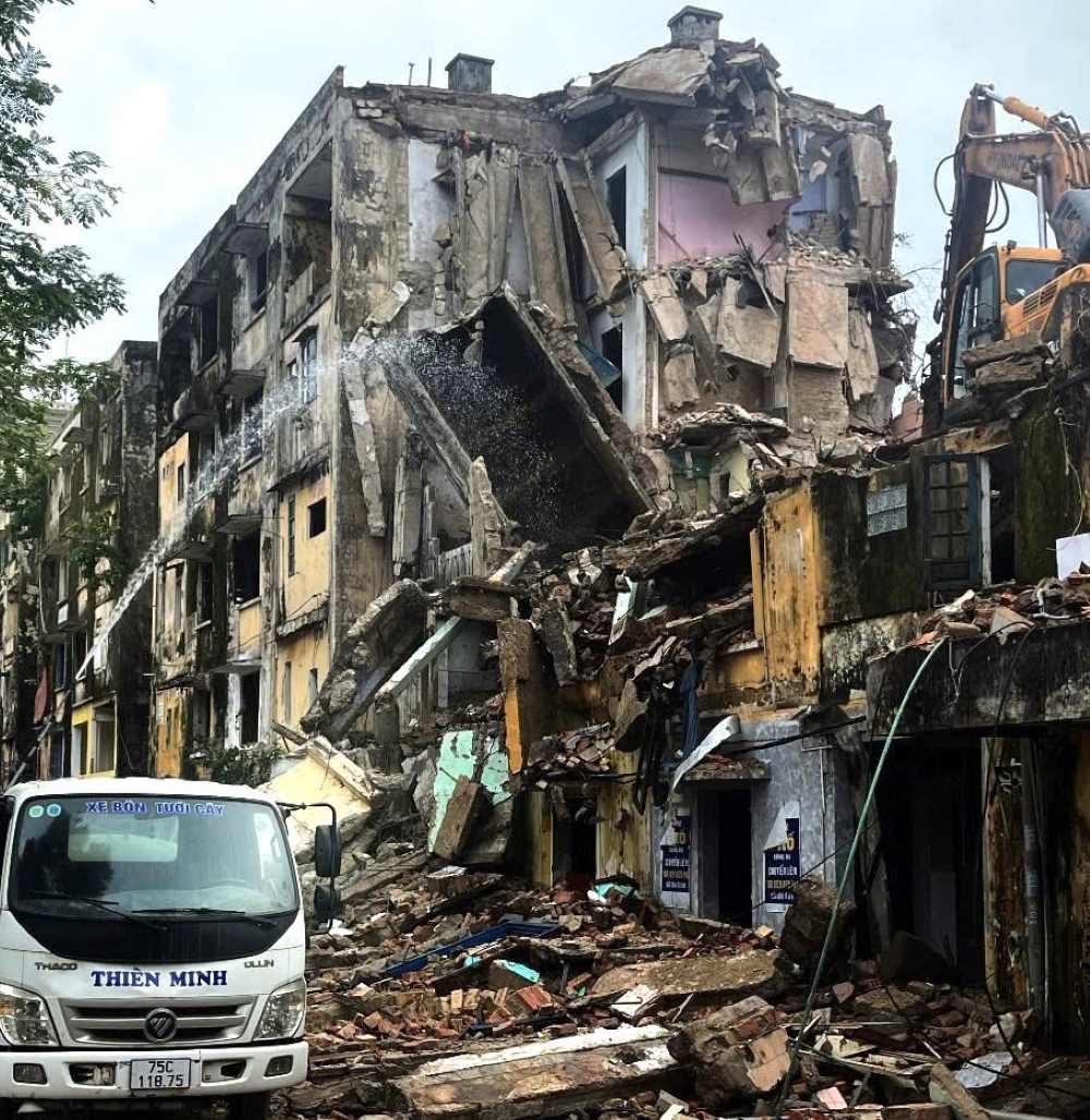 Ghi nhận của PV Báo Lao Động, những ngày này nhiều máy múc, xe tải được huy động đến chung cư Đống Đa (trung tâm TP Huế) để hạ giải chung cư đổ nát này. Tại đây, 3 dãy nhà A, B, C của khu chung cư Đống Đa đã cơ bản được san phẳng. Theo lộ trình, ba dãy nhà này sẽ được hạ giải từ ngày 18.11 đến 20.12 sẽ hoàn thành.