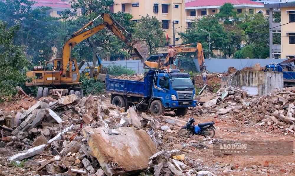 Để thực hiện Dự án cải tạo, xây dựng lại các dãy nhà A, B, C chung cư Đống Đa, 161 hộ dân phải tiến hành di dời, bàn giao lại mặt bằng. Trước đó, ngày 5.12, Ban thực hiện cưỡng chế TP Huế tổ chức cưỡng chế, hoàn tất di dời số ít hộ dân còn lại trong chung cư để thực hiện Dự án.