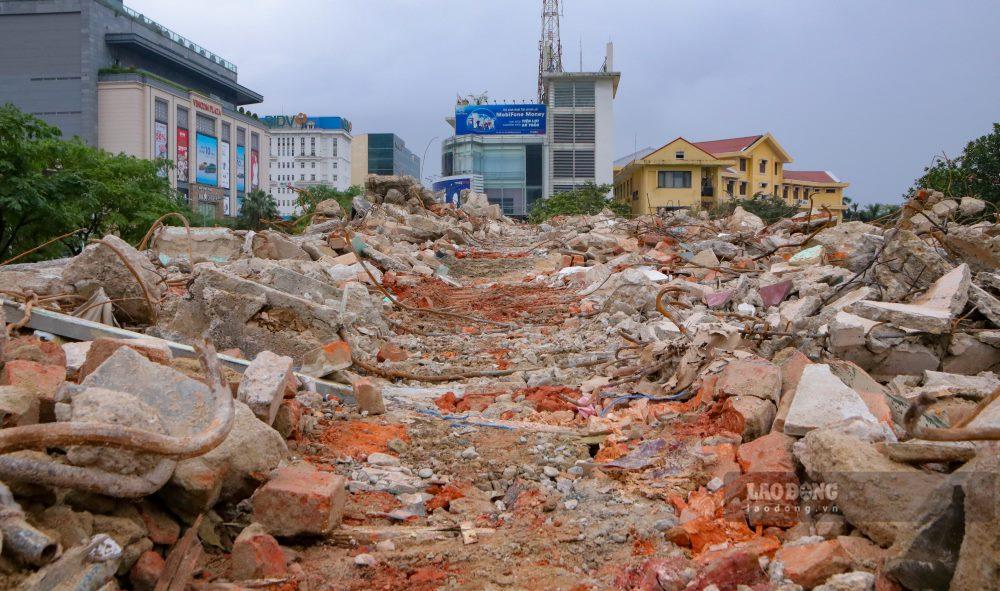 Ba dãy nhà A, B, C chung cư Đống Đa được hạ giải hoàn toàn, chủ đầu tư đang tiến hành dọn dẹp xà bần, sắt thép cũ.