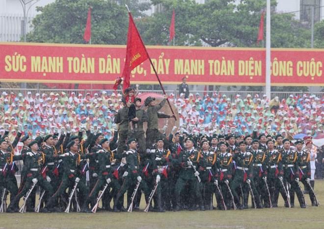 Màn xếp hình nghệ thuật chủ đề “Bản hùng ca Điện Biên” do các nghệ sĩ, chiến sĩ Đoàn nghi lễ quân đội biểu diễn tại Lễ kỷ niệm 70 năm Chiến thắng Điện Biên Phủ. Ảnh: Quang Phúc