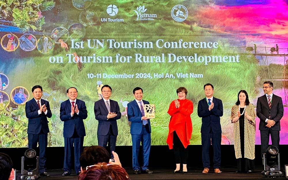 Trong khuôn khổ chuỗi sự kiện, Tổ chức Du lịch Liên Hợp Quốc (UN Tourism) đã trao danh hiệu Làng du lịch tốt nhất cho làng rau Trà Quế (Hội An, Quảng Nam).