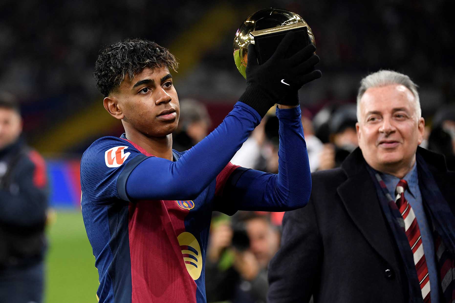 Lamine Yamal khoe danh hiệu Golden Boy trước trận đấu với Leganes. Ảnh: AFP