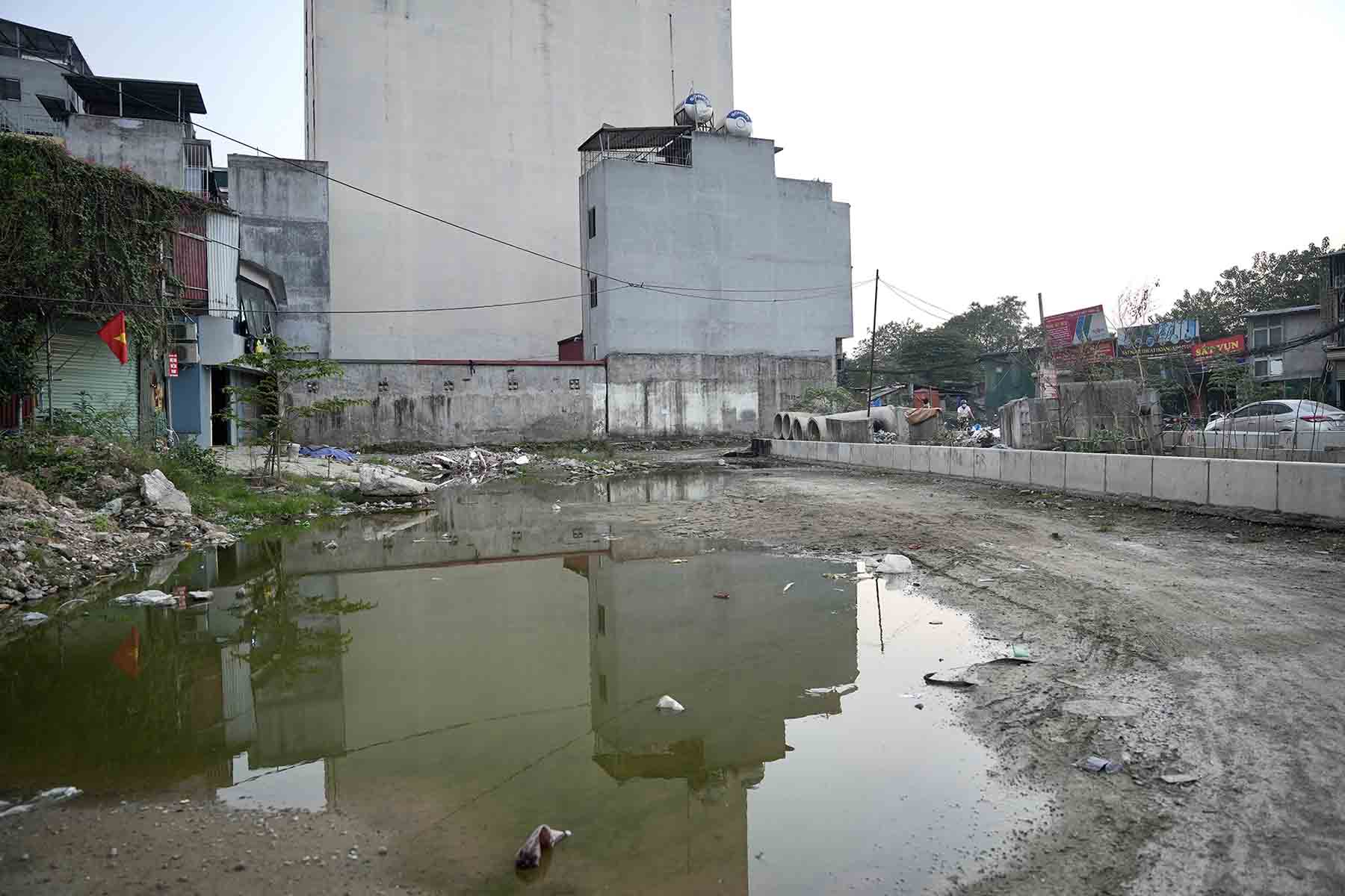 Một số đoạn đọng nước nhiều ngày gây ô nhiễm. Ảnh: Hữu Chánh