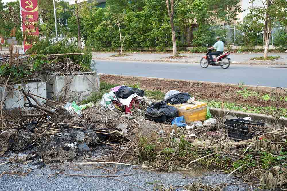 Nhiều nơi trở thành điểm tập kết rác thải gây mất mĩ quan. Ảnh: Hữu Chánh