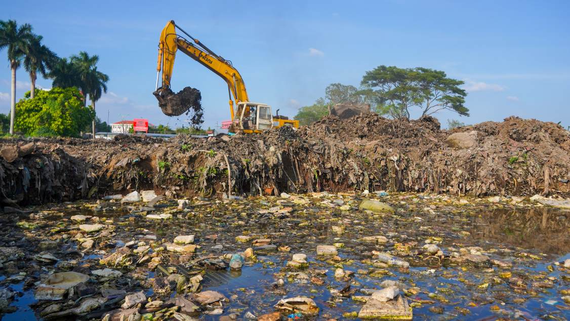 Bãi rác này có tổng khối lượng rác trên 162.000 tấn. Ảnh: Tạ Quang