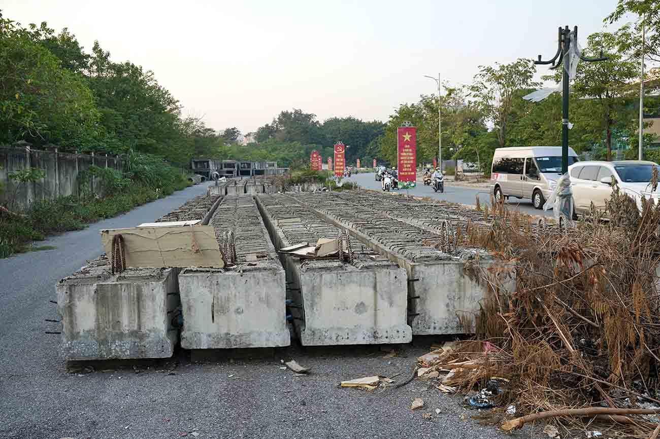 Vật liệu xây dựng ngổn ngang trên tuyến. Ảnh: Hữu Chánh