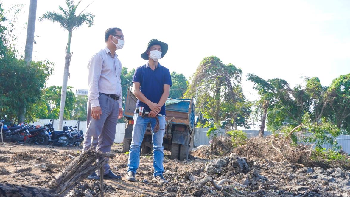 Ông Trần Tiến Đạt – Phó Giám đốc Ban QLDA Phát triển quỹ đất quận Cái Răng trao đổi với phóng viên Báo Lao Động. Ảnh: Yến Phương