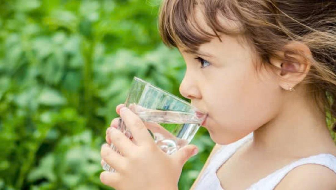 Cách ngăn ngừa tình trạng mất nước ở trẻ. Ảnh: Theo Healthshots