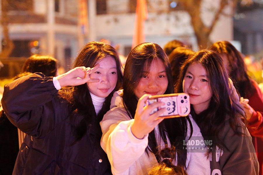 Có mặt tại Lễ Bế mạc từ khá sớm, bạn Lò Thị Yến Nhi, xã Thanh Hưng, huyện Điện Biên - cho biết: “Tôi rất ấn tượng với không khí náo nhiệt của lễ hội. Dù thời tiết lạnh nhưng được hòa mình vào không khí chương trình nghệ thuật, tôi cảm thấy đông vui và ấm áp”.