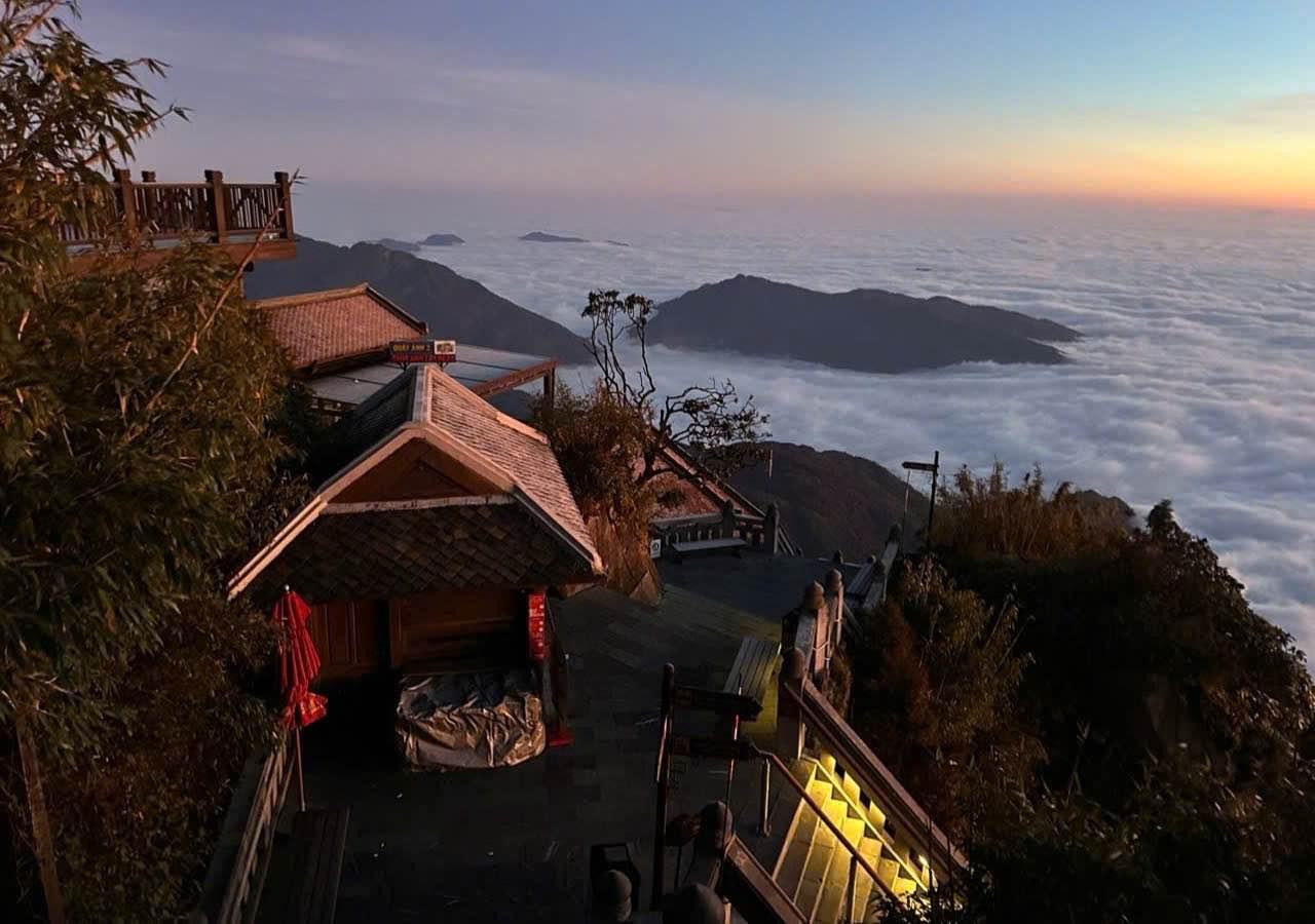 Chuyên gia thời tiết lý giải băng xuất hiện ở đỉnh Fansipan do khu vực này trời đang quang mây, nhiệt độ xuống thấp. Hơi nước, sương đọng trên bề mặt gặp nhiệt độ thấp sẽ kết thành băng.