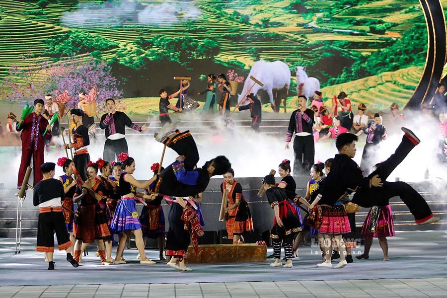 Chương trình nghệ thuật khai mạc được dàn dựng với chất lượng nghệ thuật cao, là bản hòa ca giới thiệu vẻ đẹp của mảnh đất, con người Việt Nam, Điện Biên. Đã mang đến cho người dân và du khách những ấn tượng, cảm nhận về lịch sử, văn hóa, du lịch của Việt Nam, về mảnh đất Điện Biên Phủ anh hùng.