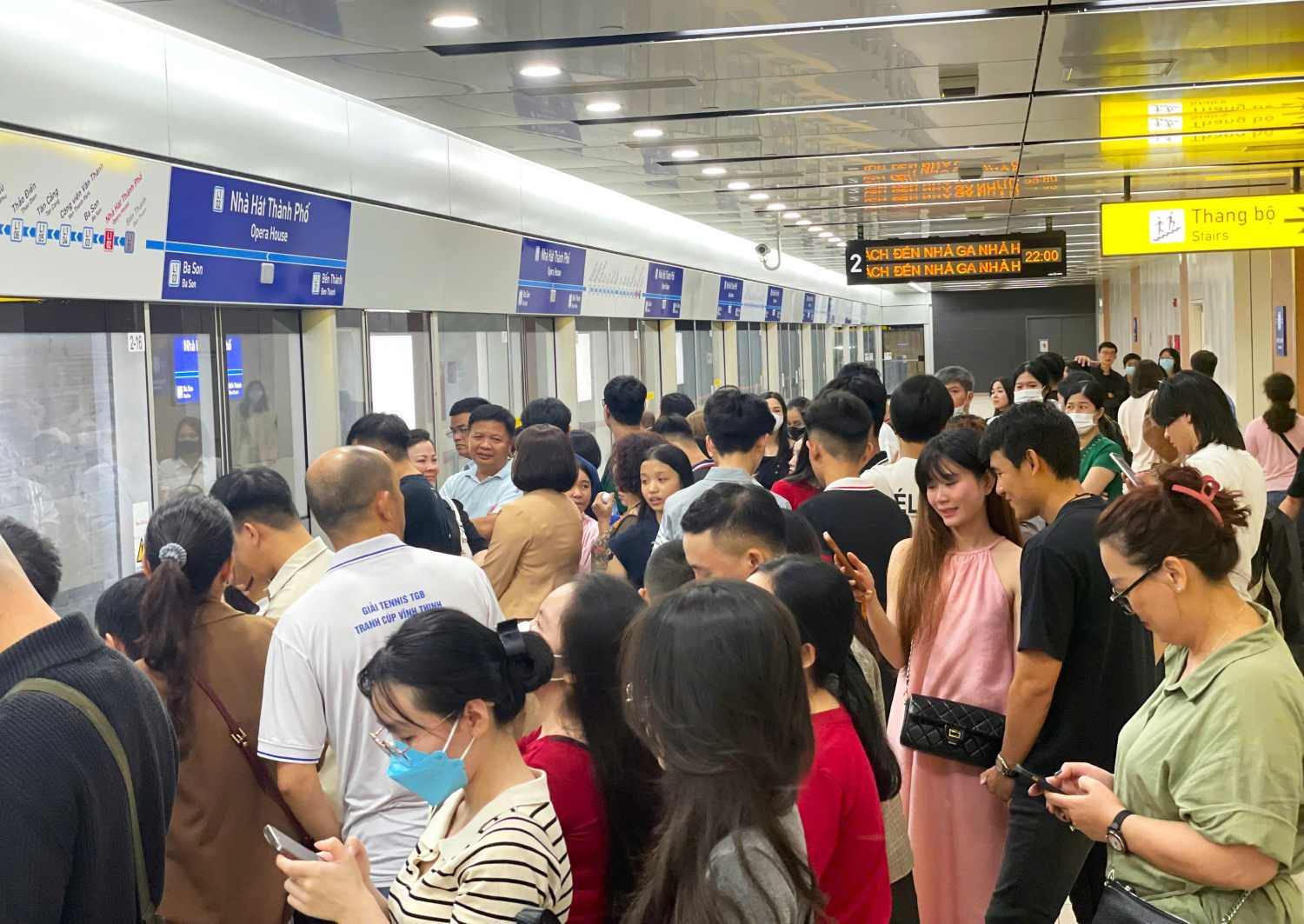 Khách chờ đi tàu Metro số 1 tại ga Nhà hát Thành phố tối 24.12. Ảnh: Minh Quân