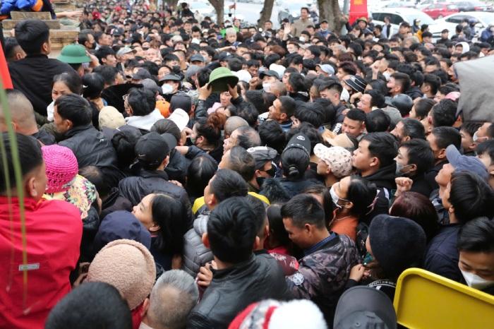 Hàng trăm người hâm mộ đã xếp hàng đêm qua (26.12) để giữ chỗ mua vé, tạo nên khung cảnh đông đúc. Ảnh: Hữu Phạm