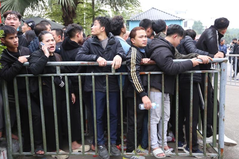 Lực lượng chức năng, lực lượng an ninh đã làm việc hết công suất để phân luồng, đảm bảo an ninh tại khu vực bán vé. Ảnh: Hữu Phạm