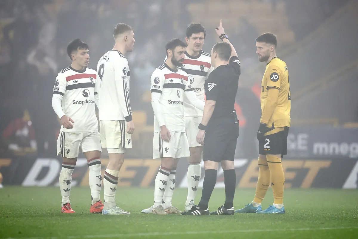 Tấm thẻ đỏ của Bruno Fernandes đã thay đổi cục diện trận đấu.  Ảnh: EPL