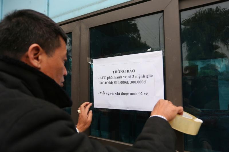 Vào lúc 8h sáng 27.12, Liên đoàn bóng đá Việt Nam và ban tổ chức địa phương sẽ tiến hành mở bán vé trực tiếp trận bán kết lượt về ASEAN Cup giữa tuyển Việt Nam và Singapore tại cổng sân Việt Trì, Phú Thọ. Ảnh: Hữu Phạm